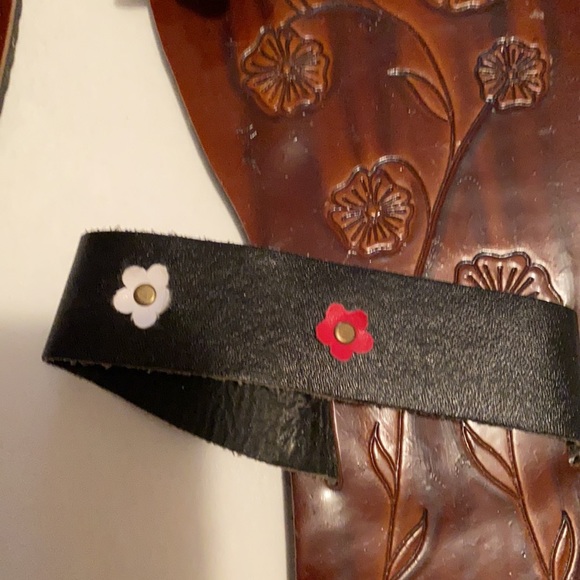 Sandals with cute flower between the toes and flowers on band. Approximately 7.5 - Picture 3 of 6